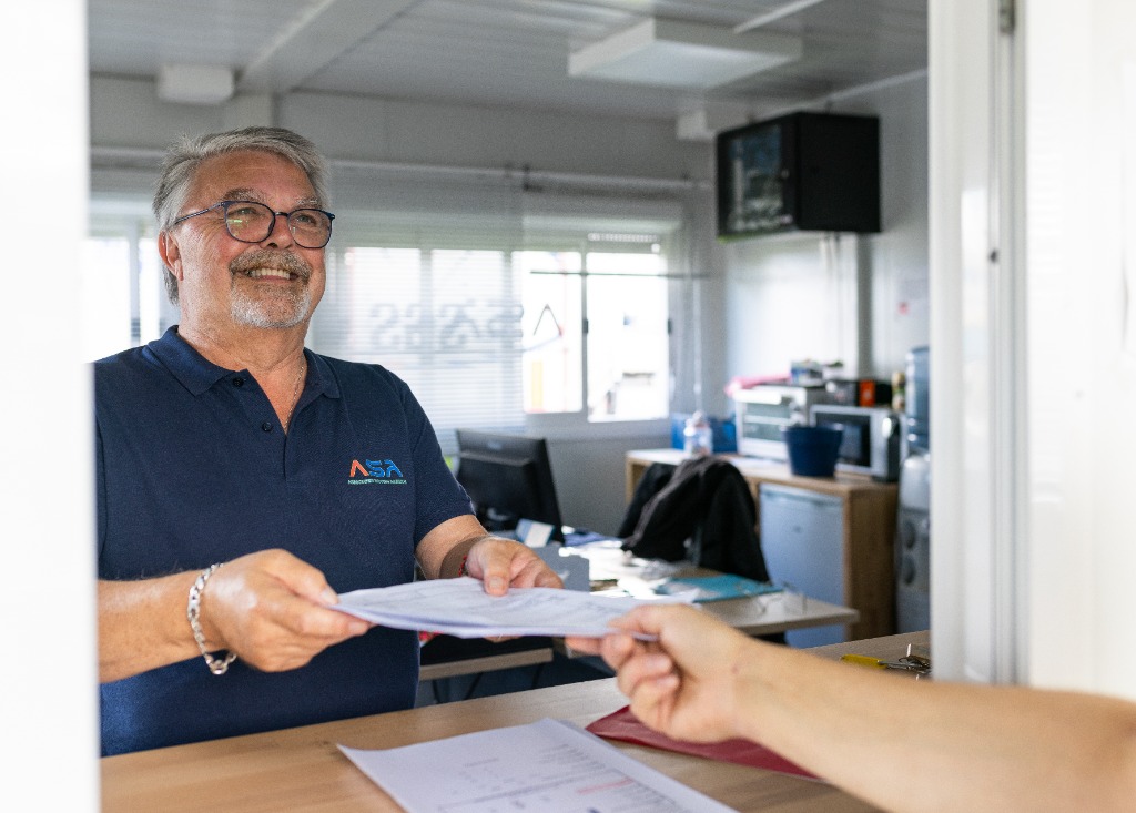 Bureau de douane ASA groupe Getlink au parking Calais TruckStop