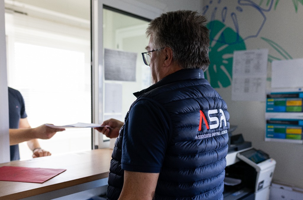 Déclarant en douane ASA traitant un dossier de transit T1 T2 à Calais TruckStop